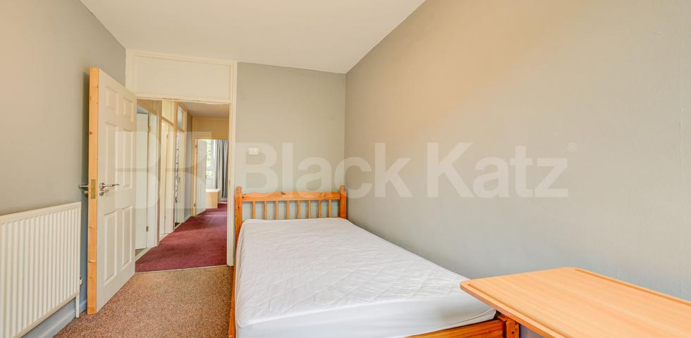 Spacious 4 bed , no lounge, mins to tube, shops and UCL Munster Square, Regents Park / Camden